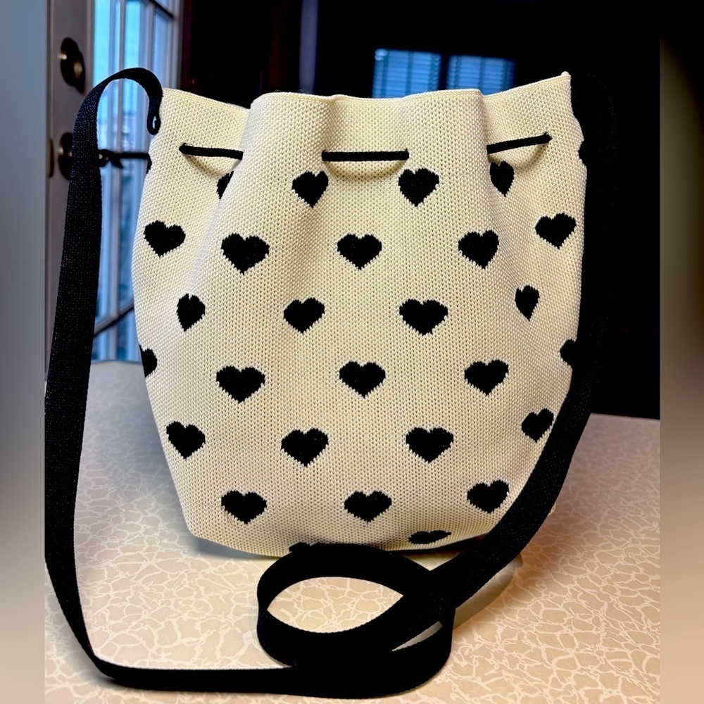 Purse | knit crossbody bucket bag.